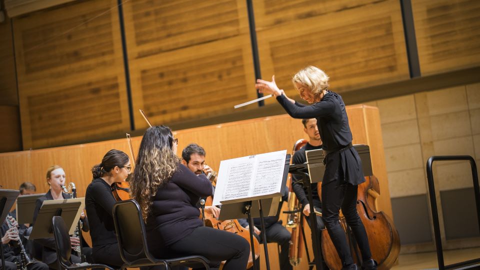 Nicole Paiment conducts New Music ensemble