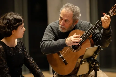 Sergio Assad with a student in a masterclass.