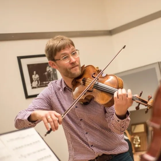 Jonathan Vinocour playing viola